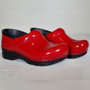 EUC Dansko Girls Red Patent Leather Professional Clogs Kid's Size US 1 (EU 30)